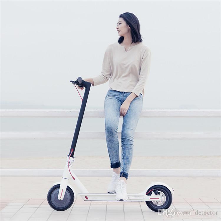Girl using zoom´s electric scooter